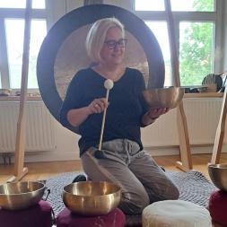 Anja mit Klangschale in der Hand